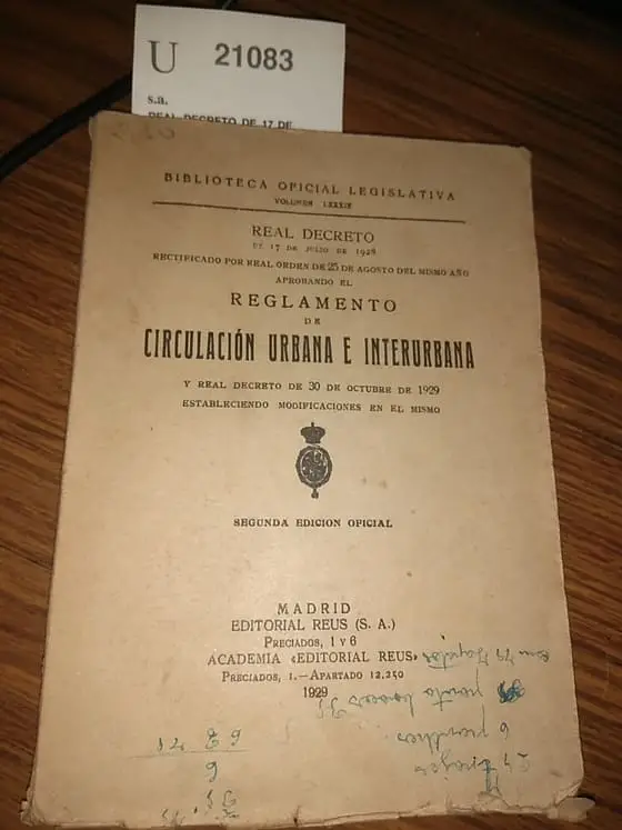 REAL DECRETO DE 17 DE JULIO DE 1928. RECTIFICADO POR REAL ORDEN DE 25 DE AGOSTO DEL MISMO AÑO APROBANDO EL REGLAMENTO DE CIRCULACION URBANA E INTERURBANA Y REAL DECRETO DE 30 DE OCTUBRE DE 1929 ESTABLECIENDO MODIFICACIONES EN EL MISMO.