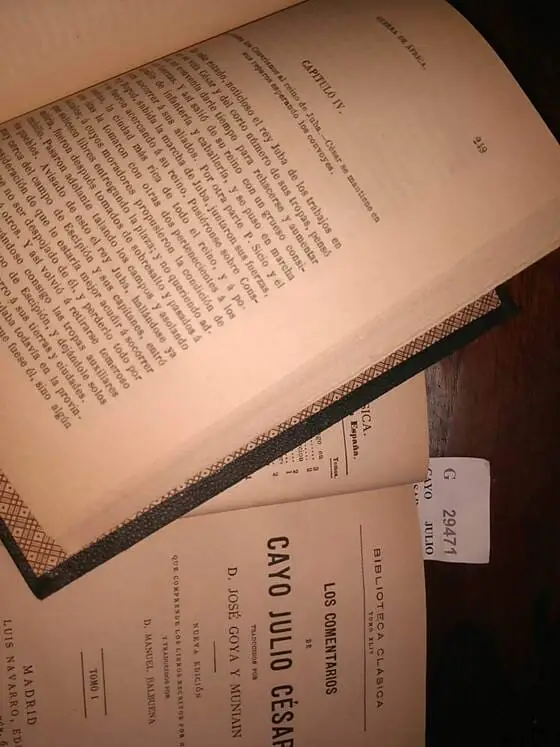 LOS COMENTARIOS DE CAYO JULIO CESAR traducidos por D. Jose Goya y Muniain. Nueva ed. que comprende los libros escritos por Hircio y trad. por D. Manuel Balvuena. (2 VOLUMENES)