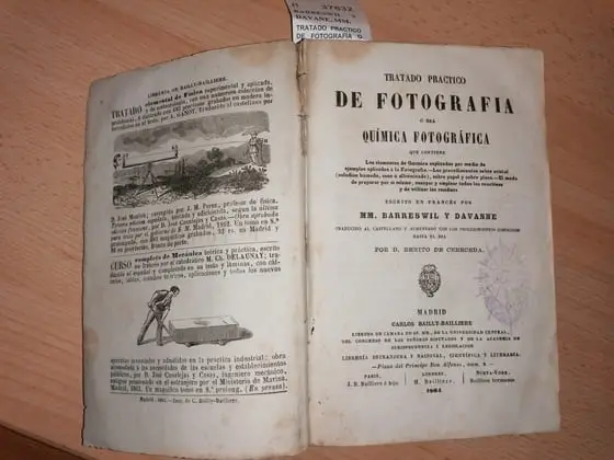 TRATADO PRACTICO DE FOTOGRAFIA O SEA QUIMICA FOTOGRAFICA que contiene Los elementos de Quimica esplicados por medio de ejemplos aplicados a la Fotografia. – Los procedimientos sobre cristal (colodion humedo, seco o albuminado), sobre papel y sobre placa. – El modo de preparar por si mismo, ensayar y emplear todos los reactivos y de utilizar los residuos escrito en frances por — traducido al castellano y aumentado con los procedimientos conocidos hasta el dia por D. BENITO DE CERECEDA.