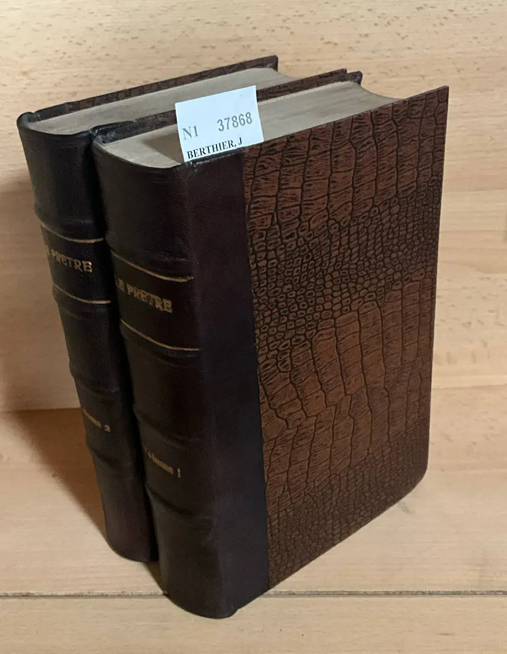 Le prêtre dans le ministére de la prédication ou directoire du prédicateur en chaire et au saint tribunal et recueil de sermons pour les Missions, les retraites, les dimanches et les Fêtes de l´année, de Panégyriques et de Sermons de circonstance par l´abbé –, M.S.  (DOS VOLUMENES)