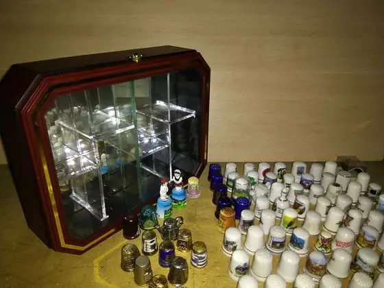 COLECCION DE 96 DEDALES + EXPOSITOR DE 26X20 CM.