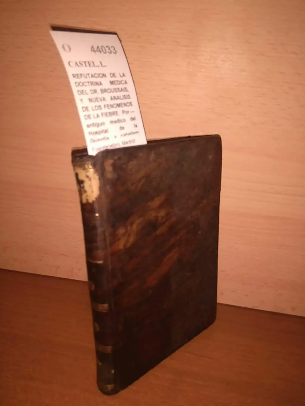 REFUTACION DE LA DOCTRINA MEDICA DEL DR. BROUSSAIS, Y NUEVA ANALISIS DE LOS FENOMENOS DE LA FIEBRE.  Por — antiguo medico del Hospital de la Guardia, y caballero de la Orden Real de la Legion de Honor. Trad. del frances por don Agustín Recio.