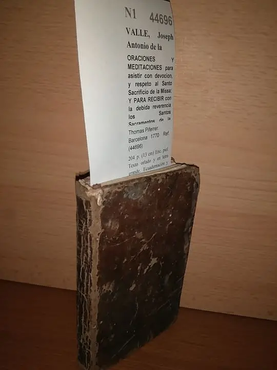 ORACIONES Y MEDITACIONES para asistir con devocion, y respeto al Santo Sacrificio de la Missa: Y PARA RECIBIR con la debida reverencia los Santos Sacramentos de la Penitencia, y Sagrada Comunion:  Y EXERCICIOS de mañana, y noche. Traducidas del idioma frances Por D. —.