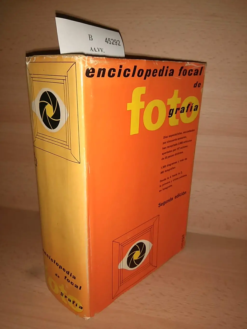 ENCICLOPEDIA FOCAL DE FOTOGRAFIA. Edicion ilustrada con 700 esquemas y 90 ilustraciones en negro y color.