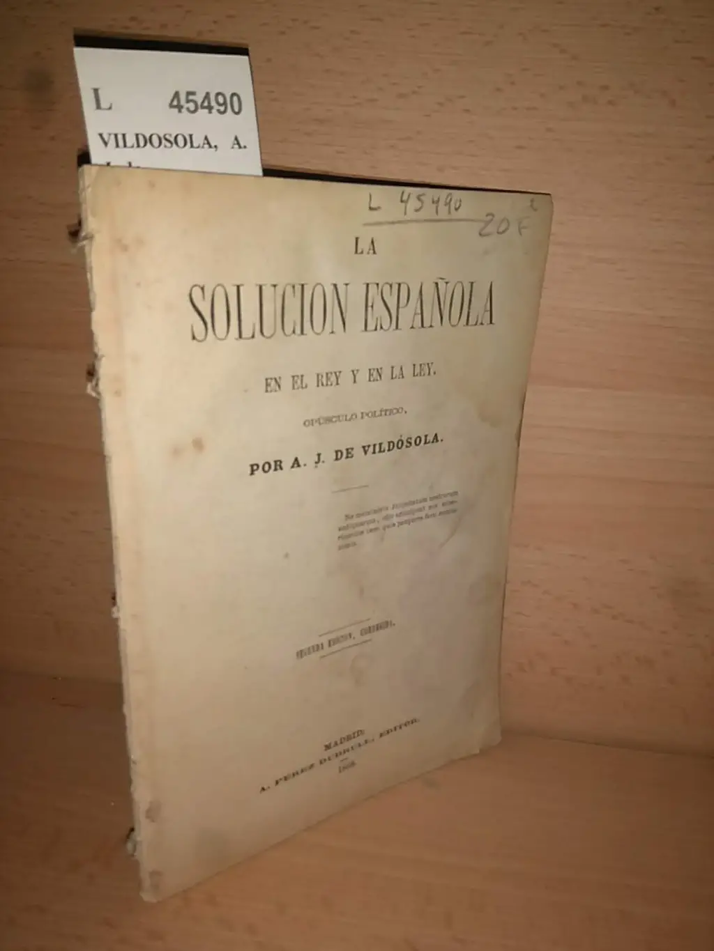 LA SOLUCION ESPAÑOLA EN EL REY Y EN LA LEY. OPUSCULO POLITICO POR —.