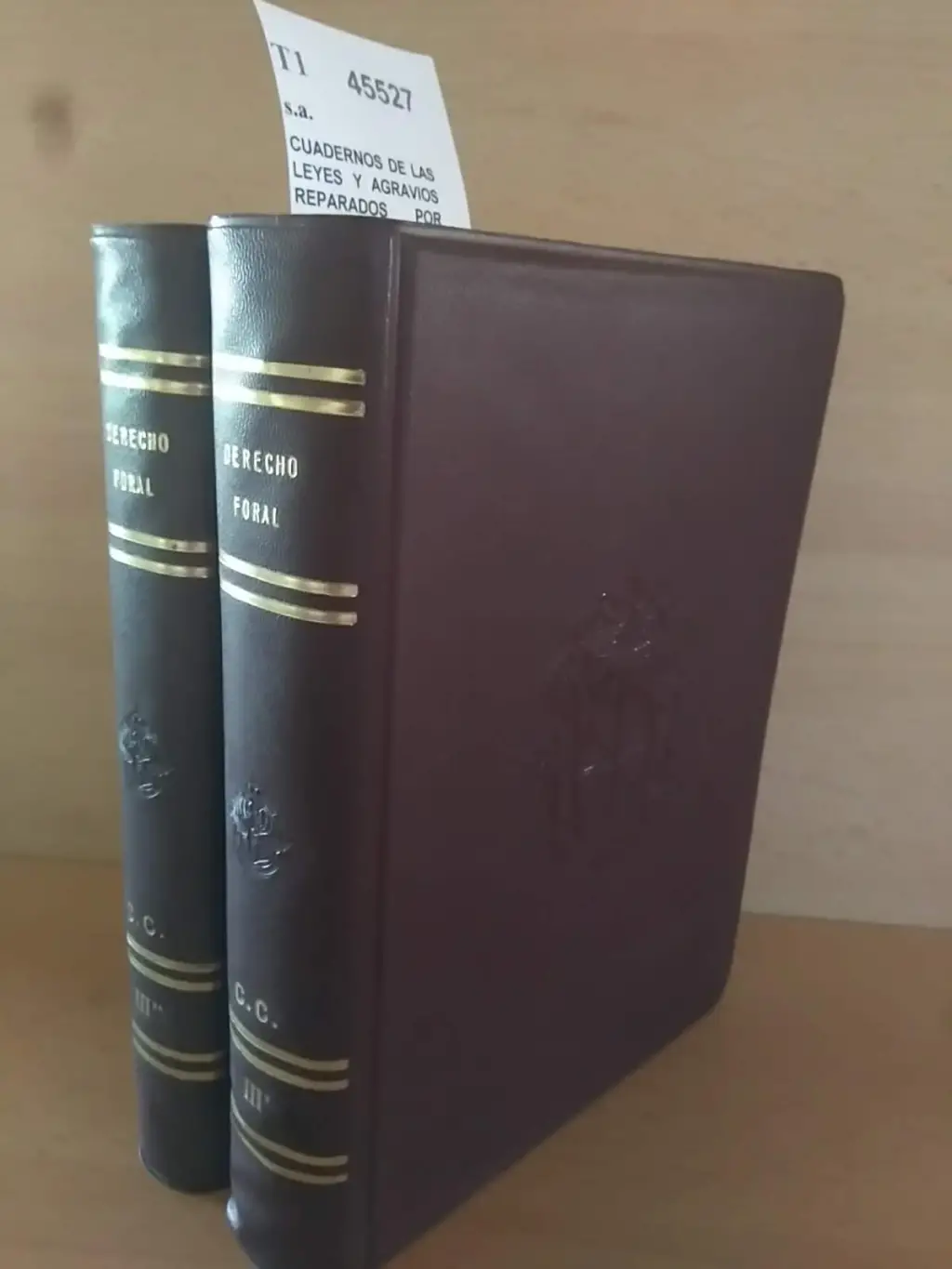 CUADERNOS DE LAS LEYES Y AGRAVIOS REPARADOS POR LOS TRES ESTADOS DEL REINO DE NAVARRA.   (2 VOLUMENES)