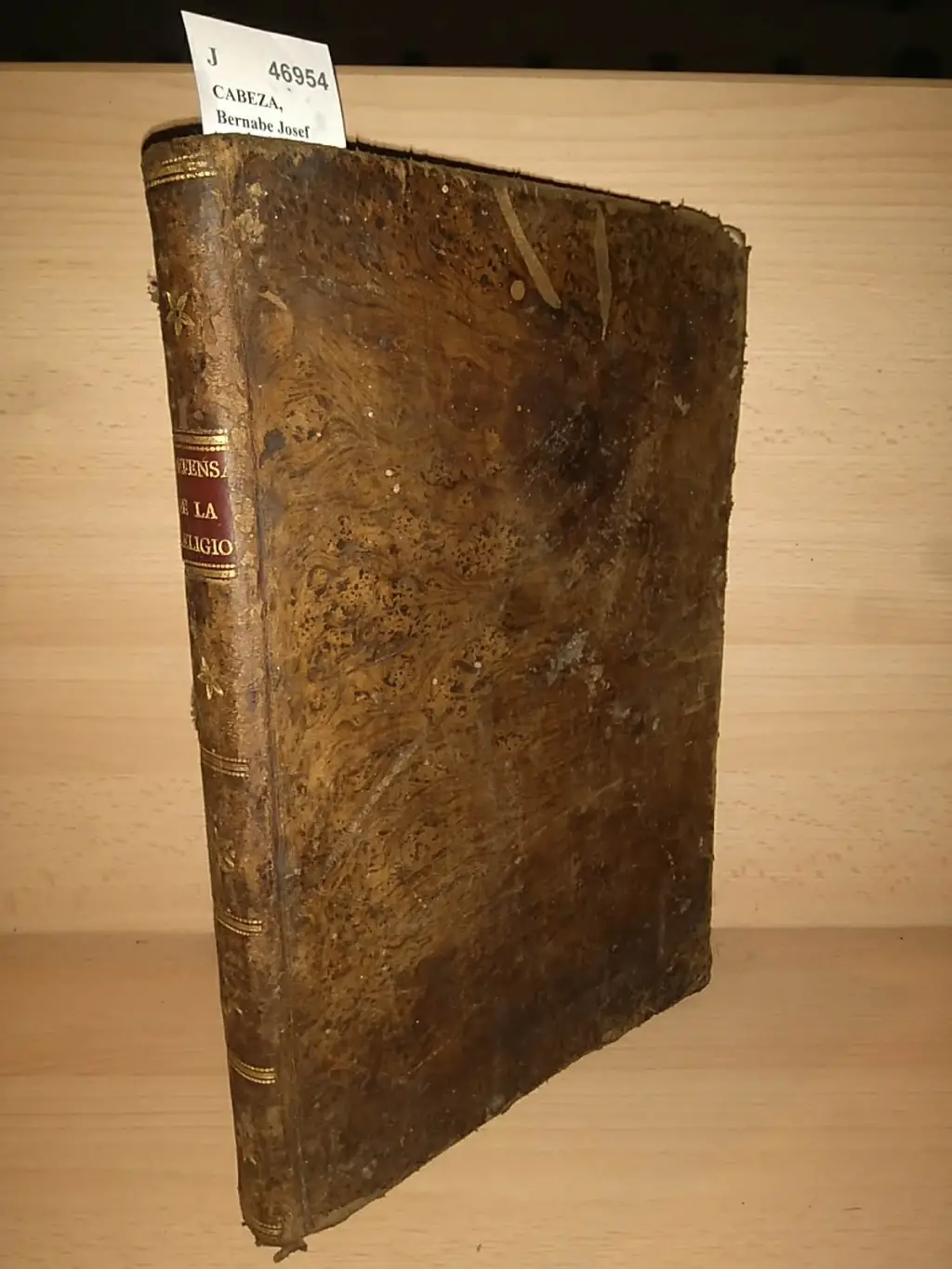 MEMORIA INTERESANTE PARA LA HISTORIA DE LAS PERSECUCIONES DE LA IGLESIA CATOLICA Y SUS MINISTROS EN ESPAÑA EN LOS ULTIMOS TIEMPOS DE CAUTIVIDAD DEL SEÑOR DON FERNANDO VII. EL DESEADO, CONSIGNADA EN LA DEFENSA QUE HIZO EL LICENCIADO DON —, RELATOR DEL CONSEJO SUPREMO DE GUERRA Y MARINA, POR LOS COMISIONADOS DEL ILUSTRISIMO CABILDO ECLESIASTICO DE CADIZ D. Pedro Juan Cervera, arcediano de Medinasidonia; Dr. D. Matias de Elejaburu y Urrutia, y Dr. D. Manuel de Cos, prebendados de aquella santa Iglesia, EN LA CAUSA que de orden de la Regencia provisional (…) POR EL DELITO…. sobre lo contenido en los decretos de abolicion del santo tribunal de la Inquisicion, … FUERON ACUSADOS de traycion, … AÑADIENDO que merecian la de muerte si no…
