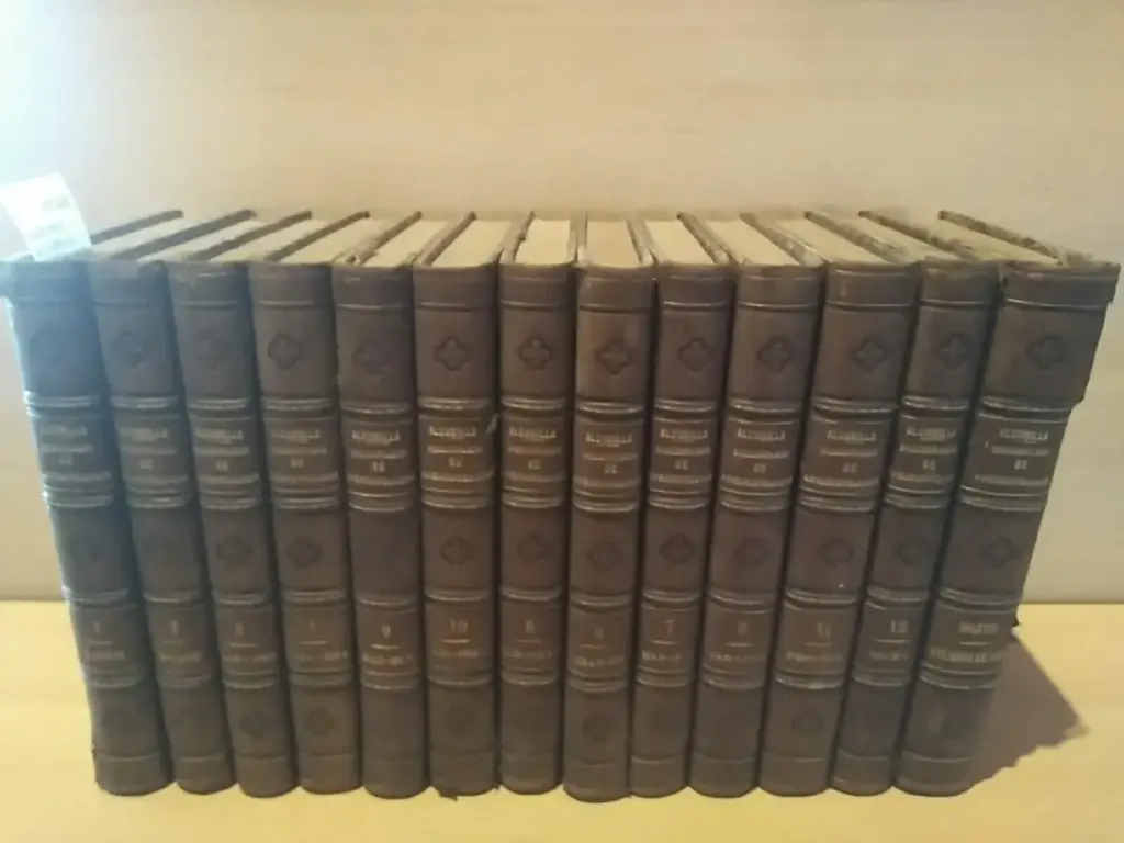 DICCIONARIO DE LA ADMINISTRACION ESPAÑOLA, PENINSULAR Y ULTRAMARINA; COMPILACION ILUSTRADA de la novisima legislacion de España en todos los ramos de la Administracion Publica. OBRA INDISPENSABLE en todas las oficinas del estado y de los particulares: principalmente… POR D. —