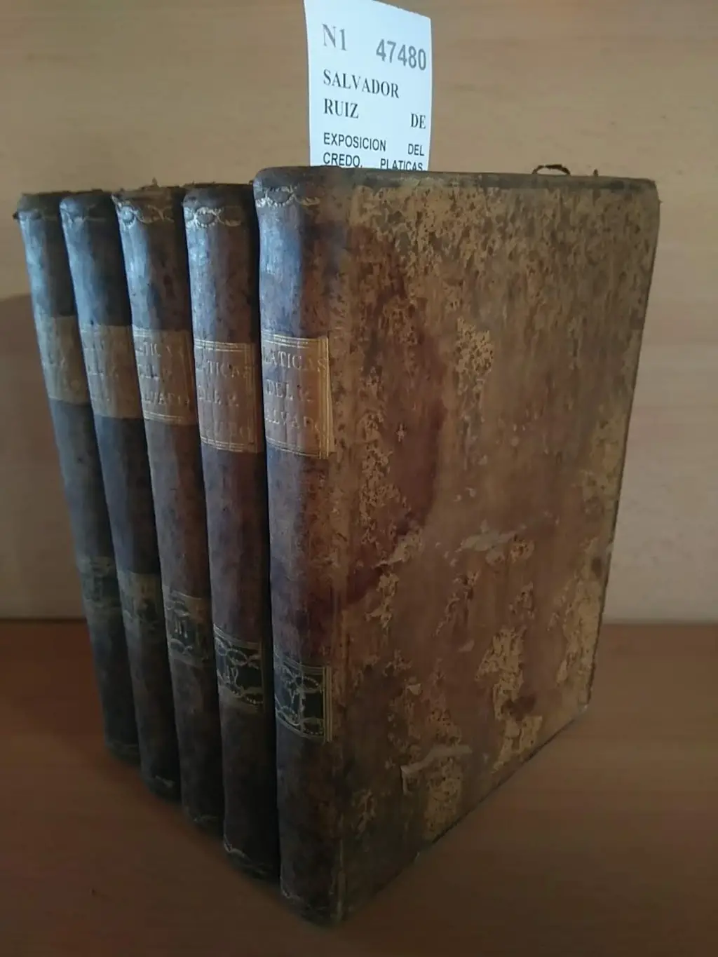 EXPOSICION DEL CREDO. PLATICAS DOGMATICO-MORALES, EN QUE SE EXPLICAN LOS PRINCIPALES MISTERIOS DE LA RELIGION. DISPUESTAS Y PREDICADAS EN ESTA CORTE Por el M. R. P. M. Fr. —, Carmelita Descalzo de la Provincia de Navarra… (5 VOLUMENES DE 6)