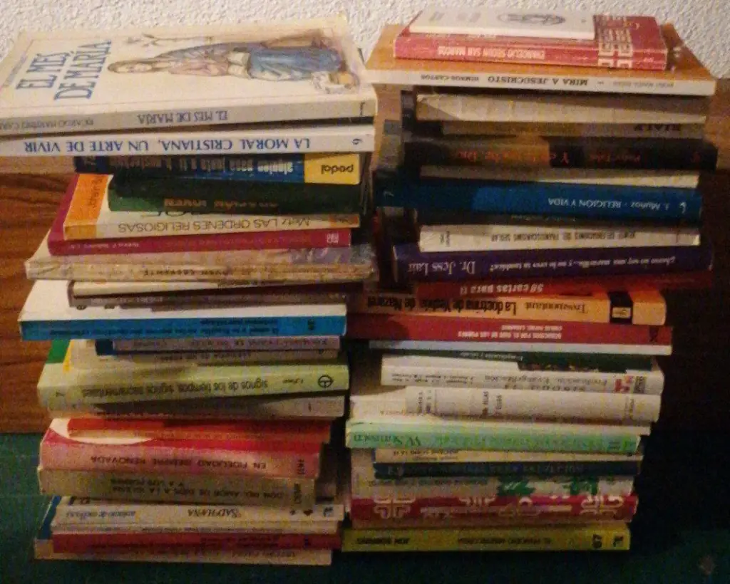 LOTE VARIADO DE 50 LIBROS DE RELIGION, EN RUSTICA.