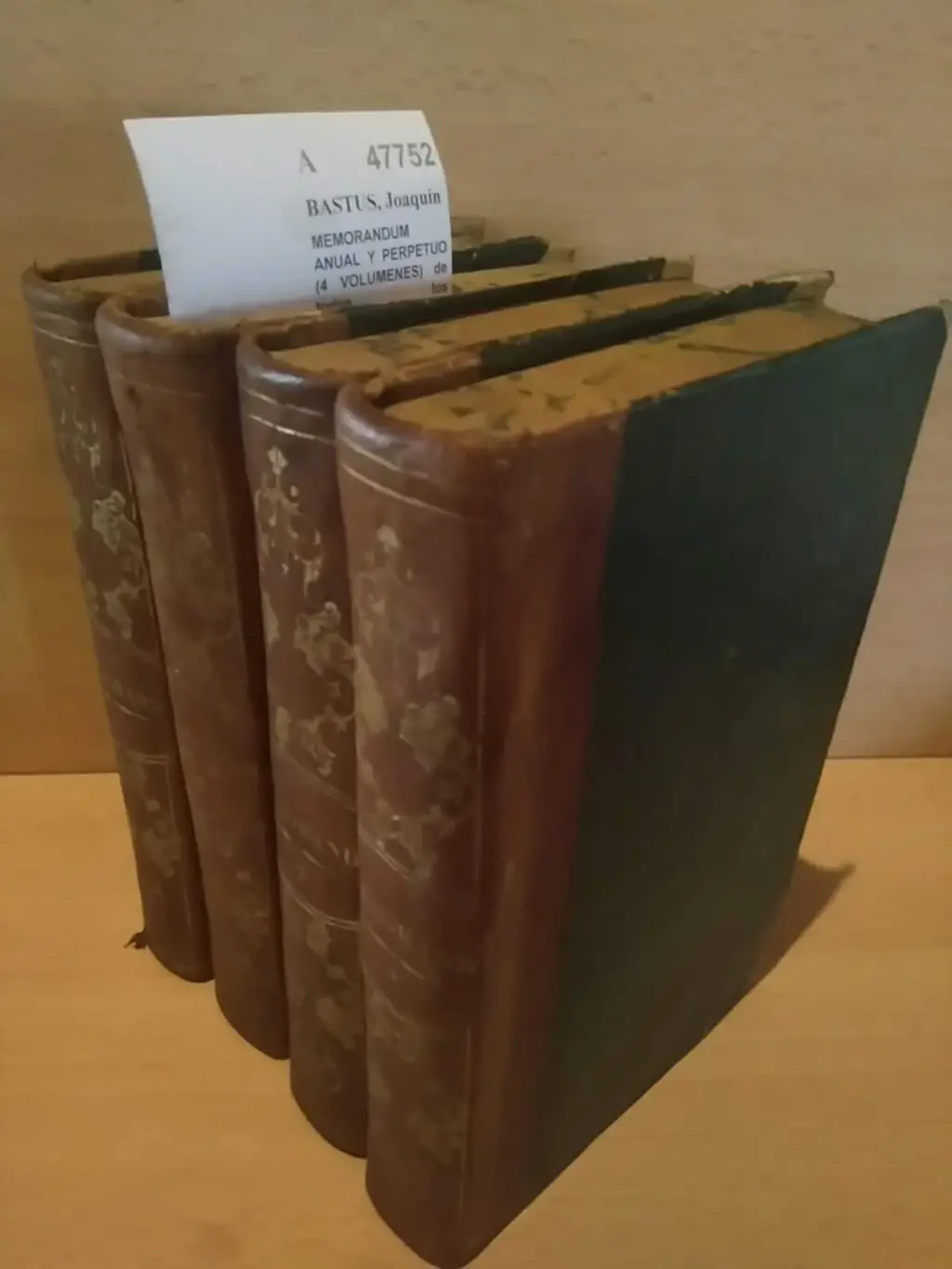 MEMORANDUM ANUAL Y PERPETUO (4 VOLUMENES) de todos los acontecimientos naturales y estraordinarios, historicos, civiles y religiosos que ocurren o de los cuales se hace mencion en el curso del año; esplicando el origen, la etimologia, el significado y la historia de cada uno de ellos. Obra util a toda clase de personas, por el D. D. V. —