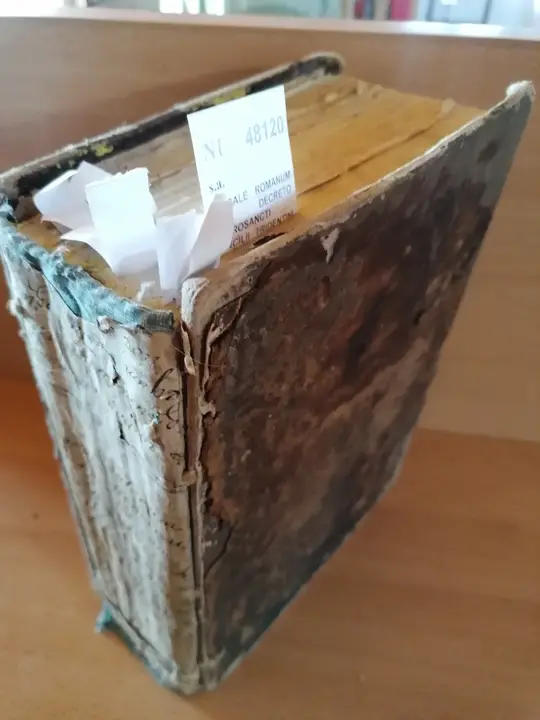 MISSALE ROMANUM  EX DECRETO SACROSANCTI CONCILII TRIDENTINI RESTITUTUM, PII V. PONT. MAX. IUSSU EDITUM, ET CLEMENTIS VIII. PRIMUM, NUNC DENVO URBANI PAPAE OCTAVI AUCTORITATE RECOGNITUM. In quo MISSAE propriae de SANCTIS ad longum positae sunt ad majorem celebrantium commoditatem.