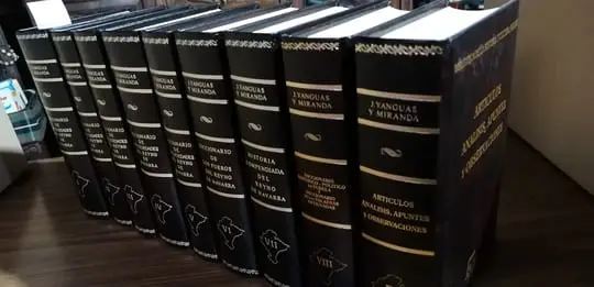 DICCIONARIO DE ANTIGÜEDADES DEL REYNO DE NAVARRA (Y OTRAS OBRAS DEL MISMO AUTOR), POR —. (9 VOLUMENES)