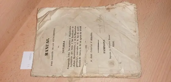 MANUAL PARA GOBIERNO DE LOS AYUNTAMIENTOS DE NAVARRA. Comprende todos los negocios y disposiciones legislativas que tocan a las facultades de dichos Ayuntamientos, y de la Diputacion provincial, reservadas en la ley de modificacion de fueros de 16 de agosto de 1841 por D. —.