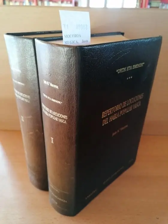 ORTIK ETA EMENDIK. REPERTORIO DE LOCUCIONES DEL HABLA POPULAR VASCA, ORAL Y ESCRITA, EN SUS DIVERSAS VARIEDADES (2 VOLUMENES) analógicamente clasificado por categorías y conceptos a base de los cuadros e indices de A. Pinloche y F. Brunot por — de las Escuelas Pias.