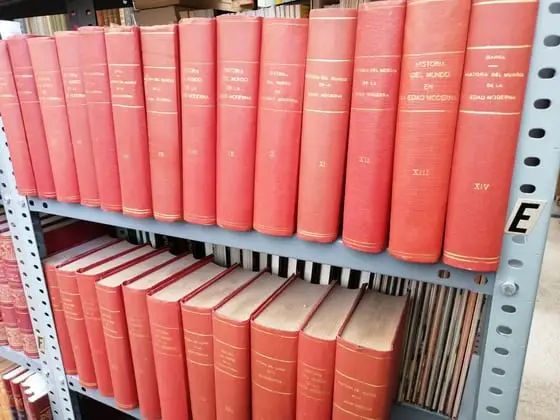 HISTORIA DEL MUNDO EN LA EDAD MODERNA (25 VOLUMENES) Publicada por la UNIVERSIDAD DE CAMBRIDGE con la colaboracion de los principales historiadores de Europa y América y ampliada considerablemente pro distinguidos historiadores españoles y latino-americanos. Edicion española en 25 tomos profusamente ilustrados, y publicada bajo la dirección de D. —