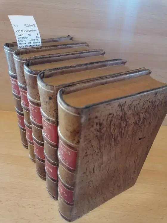 LIBRO DE LA IMITACION DE CRISTO NUESTRO SEÑOR (15 TOMOS EN 5 VOLUMENES) en el cual se recogen los bienes que tenemos en Cristo Nuestro Señor, y se comunican a los que lo imitan y se proponen las virtudes del mismo Señor, en que lo debemos imitar, sacadas del Evangelio y confirmadas con autoridades y ejemplos santos. Compuesto por el padre —, de la Compañía de Jesús, natural de Sevilla.