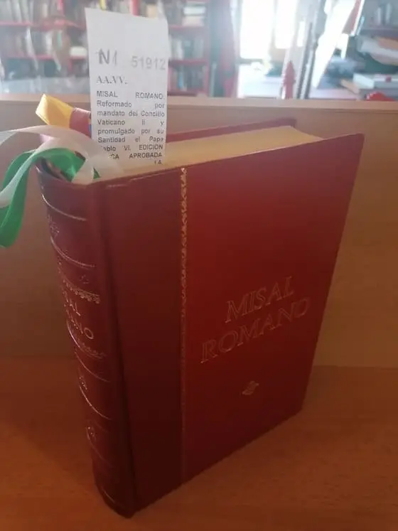 MISAL ROMANO. Reformado por mandato del Concilio Vaticano II y promulgado por su Santidad el Papa Pablo VI. EDICION TIPICA APROBADA POR LA CONFERENCIA EPISCOPAL ESPAÑOLA. ADOPTADA POSTERIORMENTE POR LAS CONFERENCIAS EPISCOPALES DE CUBA, ECUADOR, PERU Y PUERTO RICO, Y CONFIRMADA POR LA CONGREGACION PARA EL CULTO DIVINO. TEXTO UNIFICADO EN LENGUA ESPAÑOLA DEL ORDINARIO DE LA MISA.