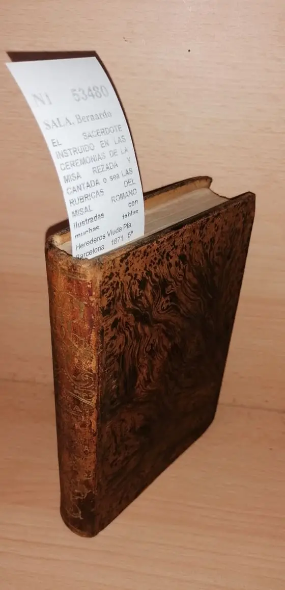 EL SACERDOTE INSTRUIDO EN LAS CEREMONIAS DE LA MISA REZADA Y CANTADA o sea LAS RUBRICAS DEL MISAL ROMANO ilustradas con muchas tablas sinopticas, láminas, notas e instrucciones…