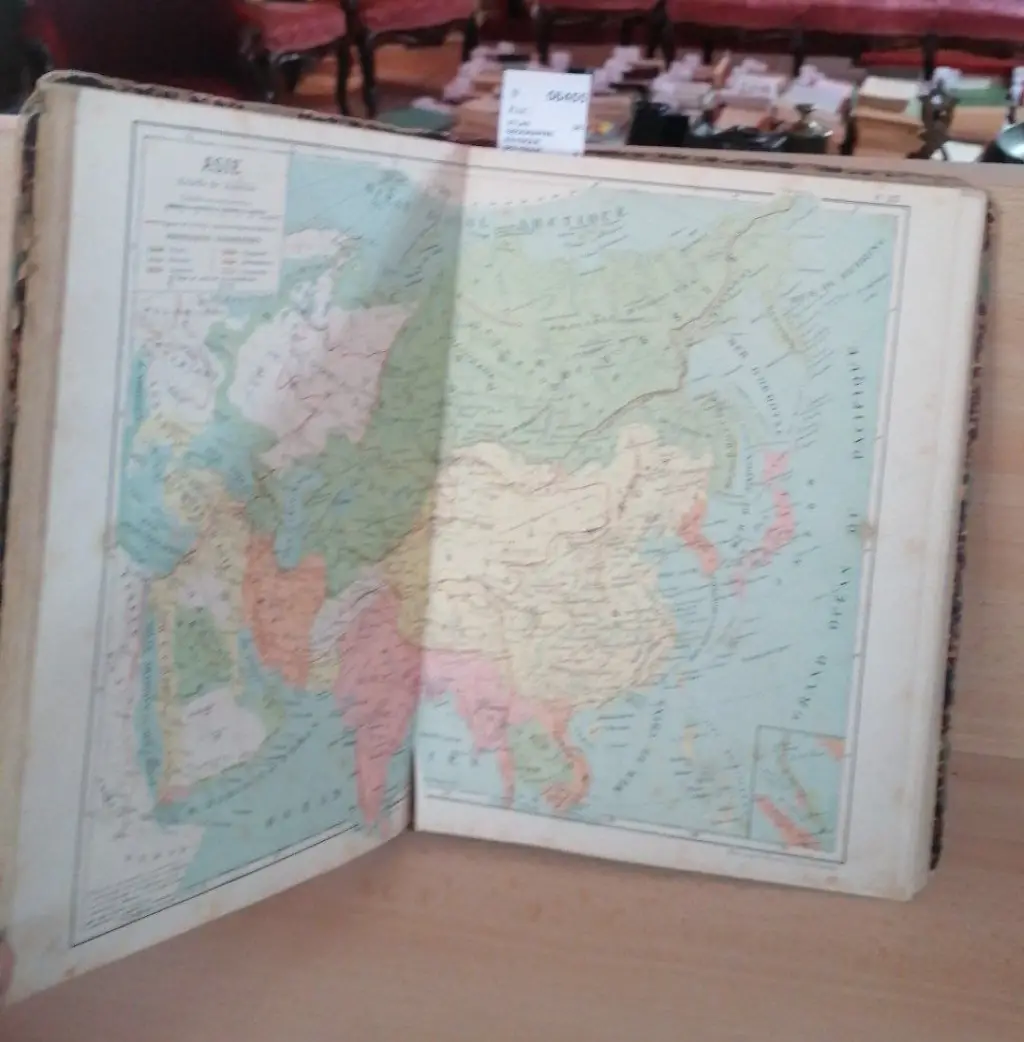 ATLAS DE GEOGRAPHIE PHYSIQUE POLITIQUE & HISTORIQUE par — … a lusage de lenseignement secondaire.